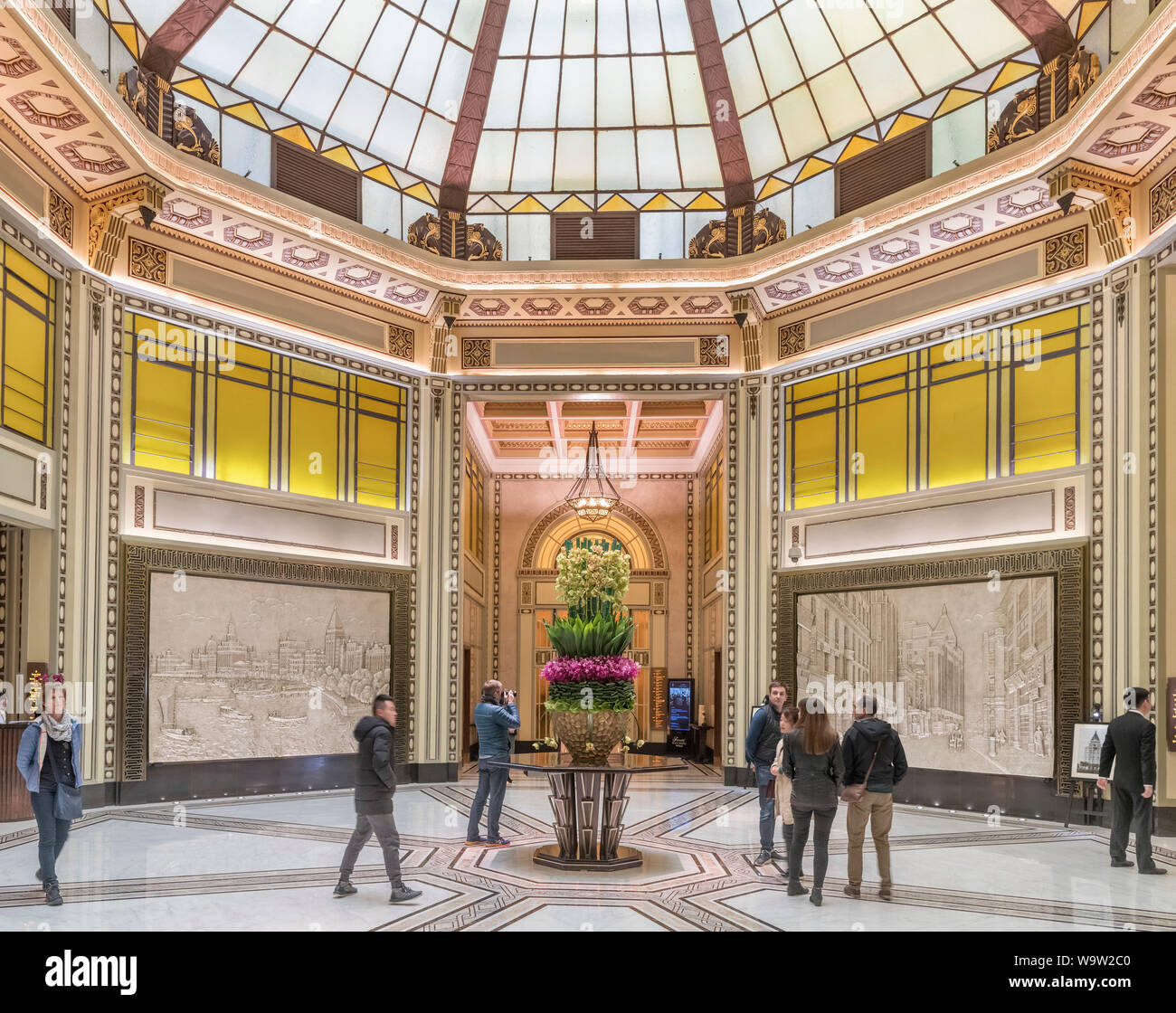 Lobby Art Deco di storico Fairmont Hotel di pace sul Bund, Shanghai, Cina Foto Stock