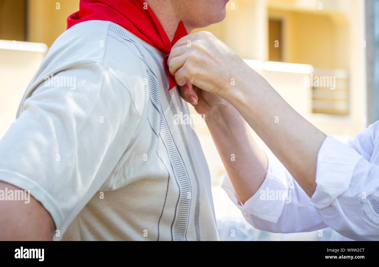 Donna cravatte di seta rossa neckerchief per un uomo Foto Stock