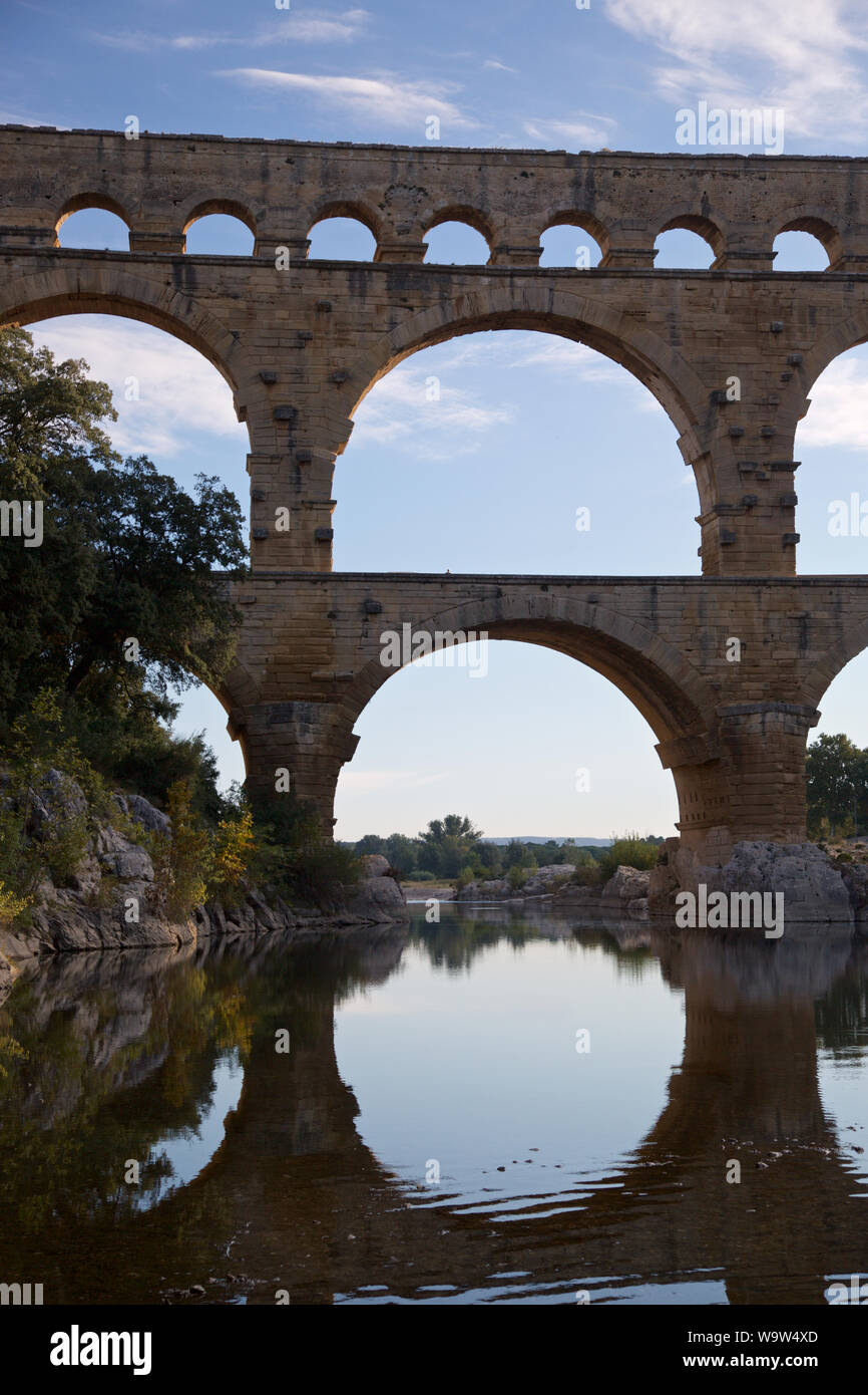 Il Pont du Gard nei pressi di Nimes nel sud-ovest della Francia è uno dei paesi migliori attrattive turistiche. Foto Stock