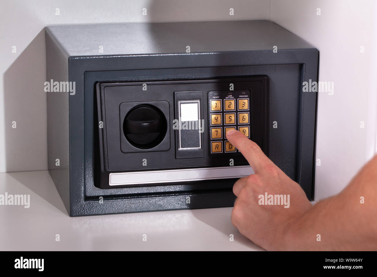 Close-up del dito umano immettendo il codice in armadietto di sicurezza Foto Stock