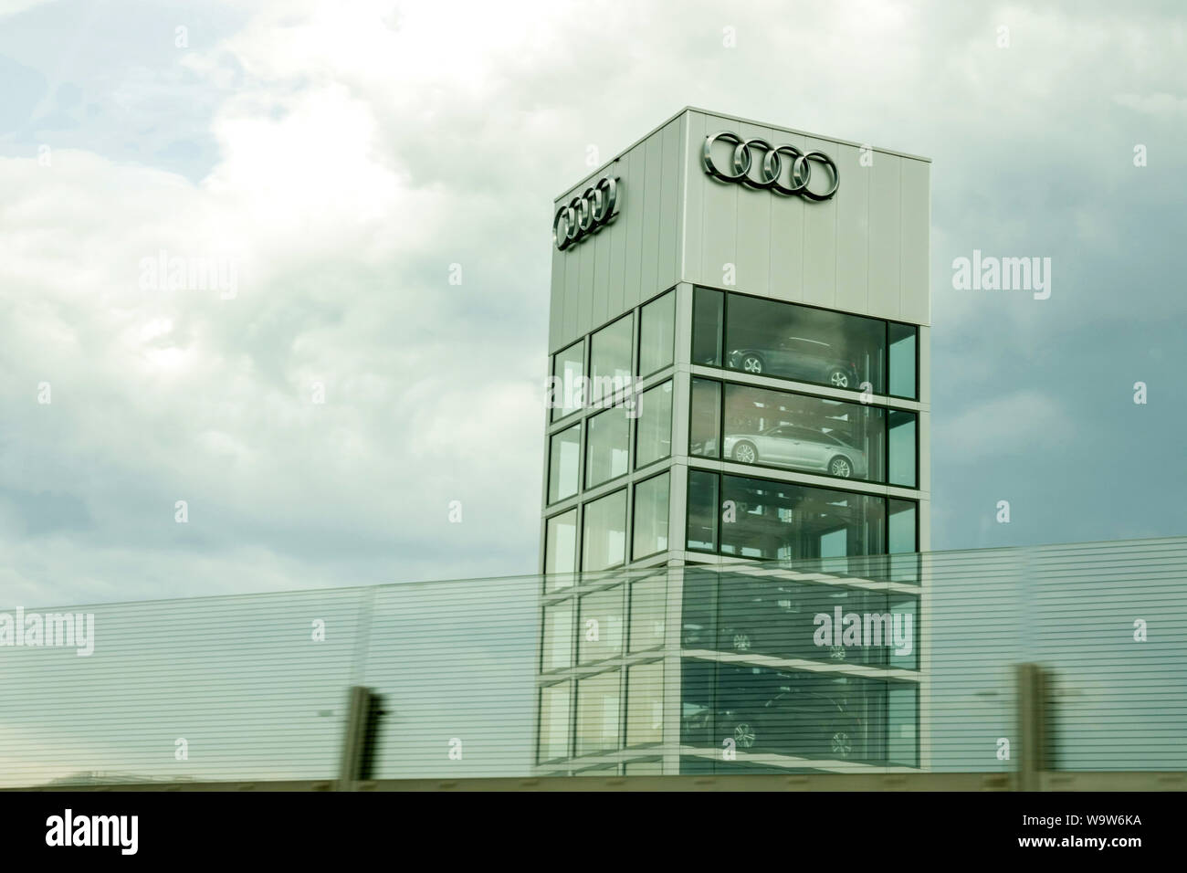 Audi logo, edificio e automobili, Berlino Germania Foto Stock