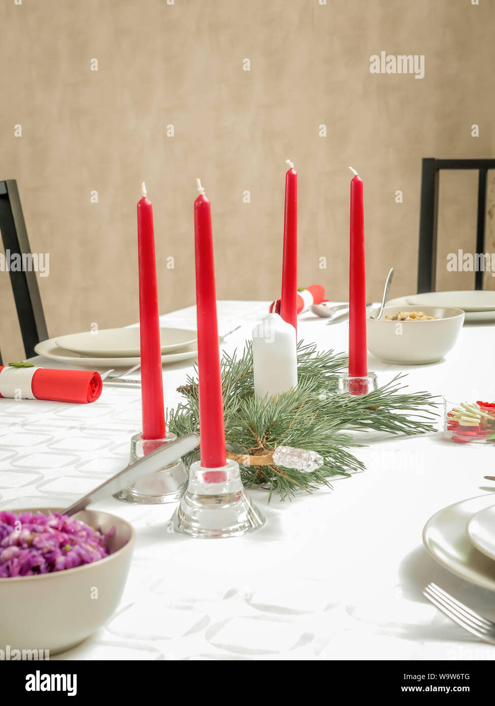 Tradizionale polacco della vigilia di Natale tavola con tovaglia bianca, candele e la Vigilia di Natale il cibo Foto Stock