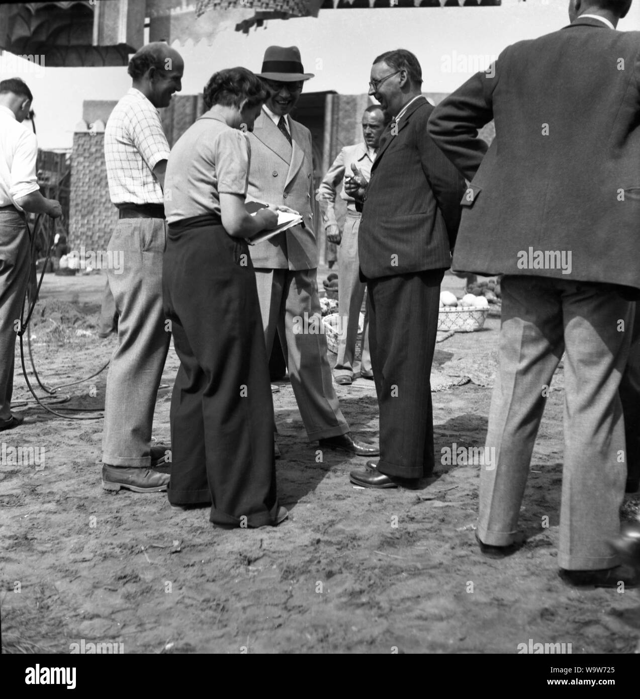 MICHAEL POWELL Alexander Korda e MILES MALLESON sul set il ladro di Bagdad 1940 amministrazione Ludwig Berger Michael Powell Tim Whelan Alexander Korda Zoltan Korda William Cameron Menzies sceneggiatura e dialogo Miles Malleson candida riprese Denham Inghilterra Alexander Korda Films / London Film Productions / United Artists Foto Stock