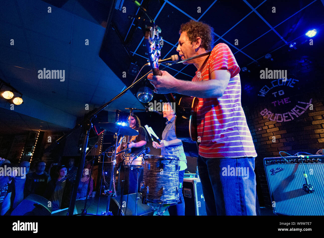 American rock band Yo La tengo in concerto al Brudenell Social Club, Leeds. Destra-sinistra James McNew, Georgia Hubley e Ira Kaplan. Foto Stock