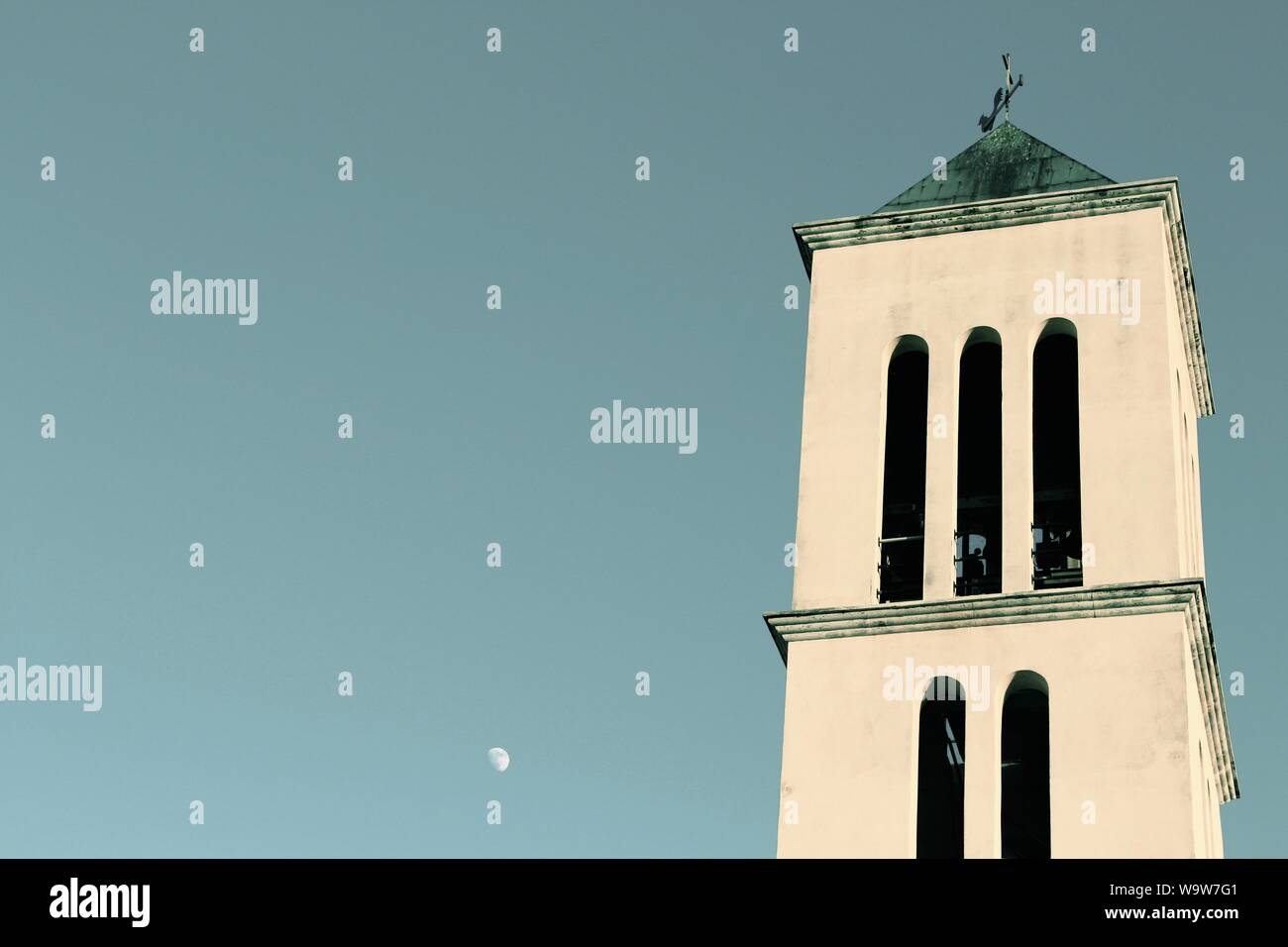 Foto a basso angolo della torre campanaria sarda a Moonrise Foto Stock