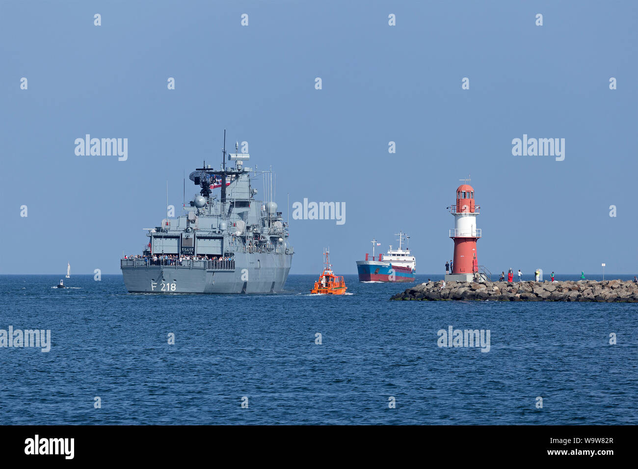 Marina militare tedesca frigate Mecklenburg-Vorpommern, Hanse-Sail, Warnemünde, Rostock, Meclemburgo-Pomerania Occidentale, Germania Foto Stock