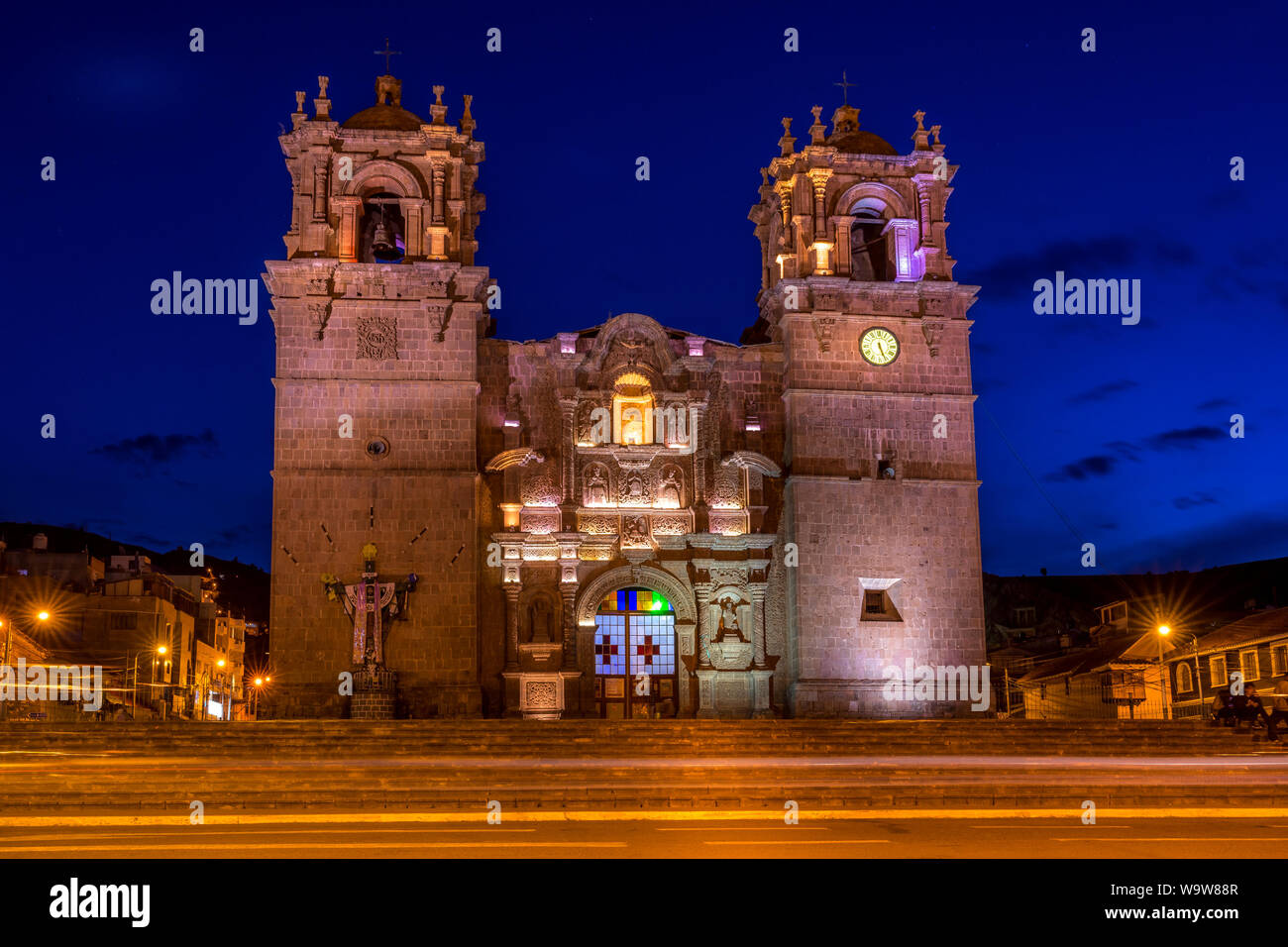 Vista serale della Basilica Cattedrale di San Carlo Borromeo a Puno, Perù, Sud America Foto Stock