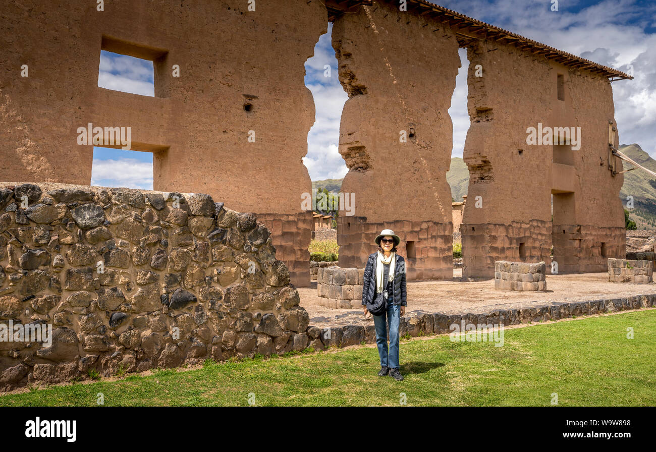 Parete centrale del Tempio di Wiracocha o tempio di Raqchi nella regione di Cusco, Perù Foto Stock