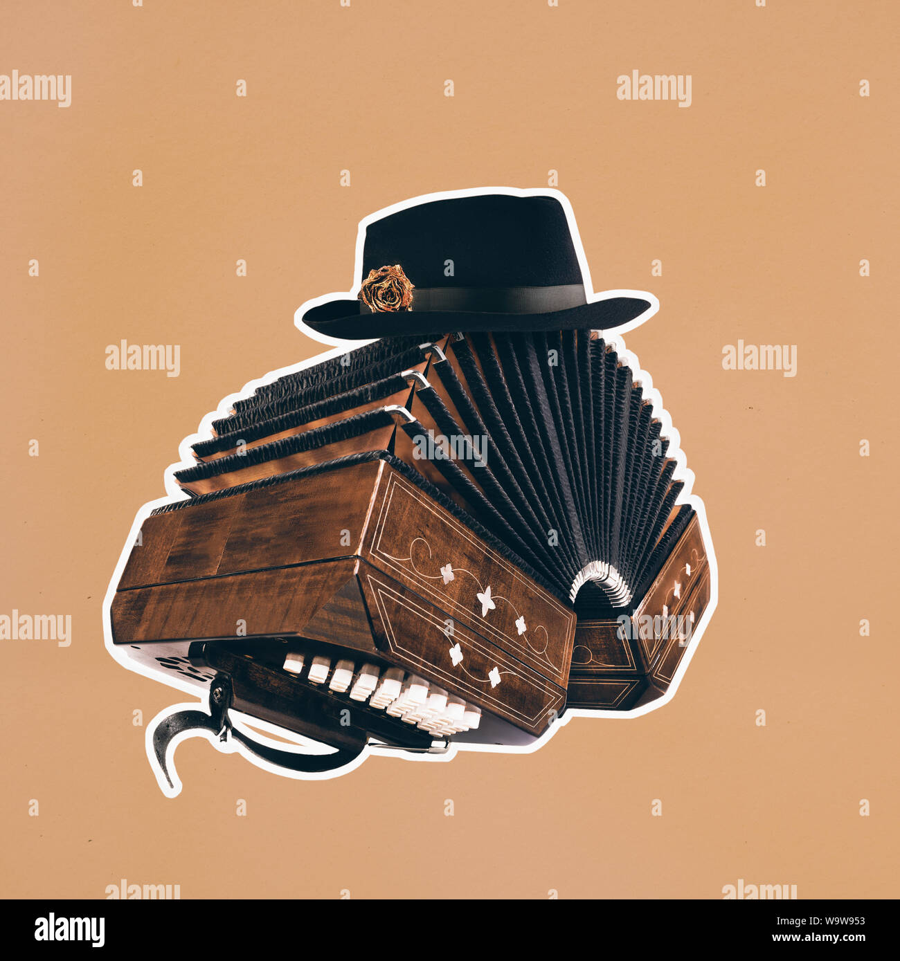 Il bandoneon, strumento di tango con un maschio di hat sulla parte superiore con bordo bianco sul quadrato arancione carta. Retrò tango argentino collage in stile rivista Foto Stock