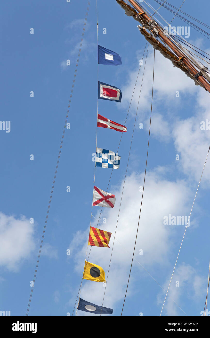 Bandiere al vento, Italiano addestramento alla vela di nave Amerigo Vespucci, Hanse-Sail, Warnemünde, Rostock, Meclemburgo-Pomerania Occidentale, Germania Foto Stock