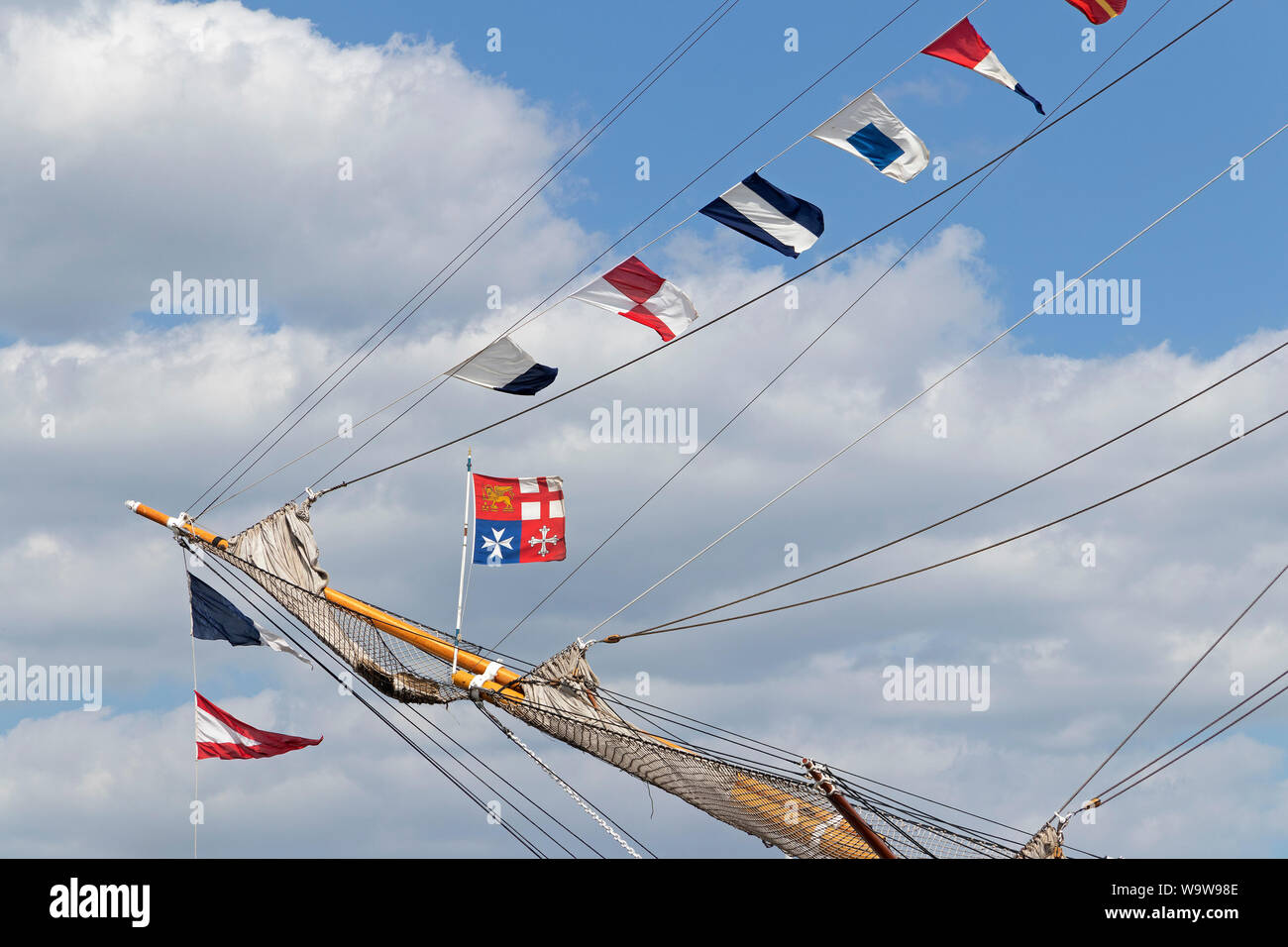 Bandiere al vento, Italiano addestramento alla vela di nave Amerigo Vespucci, Hanse-Sail, Warnemünde, Rostock, Meclemburgo-Pomerania Occidentale, Germania Foto Stock