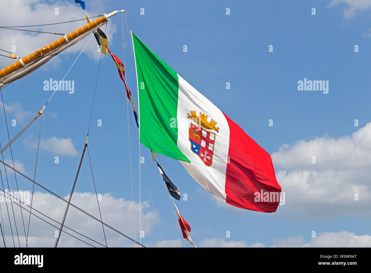 Bandiera al vento, Italiano addestramento alla vela di nave Amerigo Vespucci, Hanse-Sail, Warnemünde, Rostock, Meclemburgo-Pomerania Occidentale, Germania Foto Stock