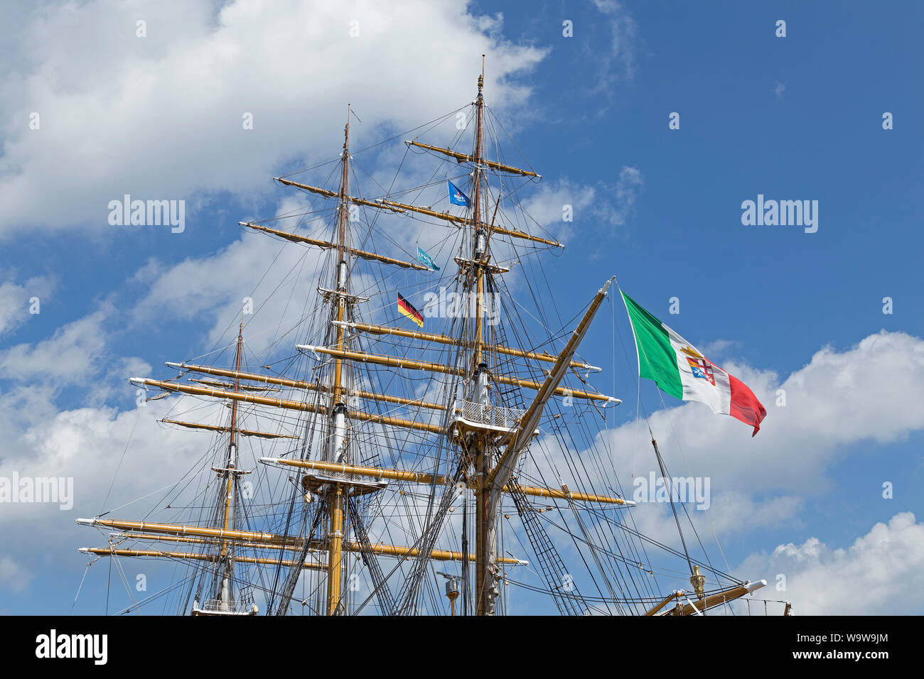 Alberi e bandiera al vento, Italiano addestramento alla vela di nave Amerigo Vespucci, Hanse-Sail, Warnemünde, Rostock, Meclemburgo-Pomerania Occidentale, Germania Foto Stock