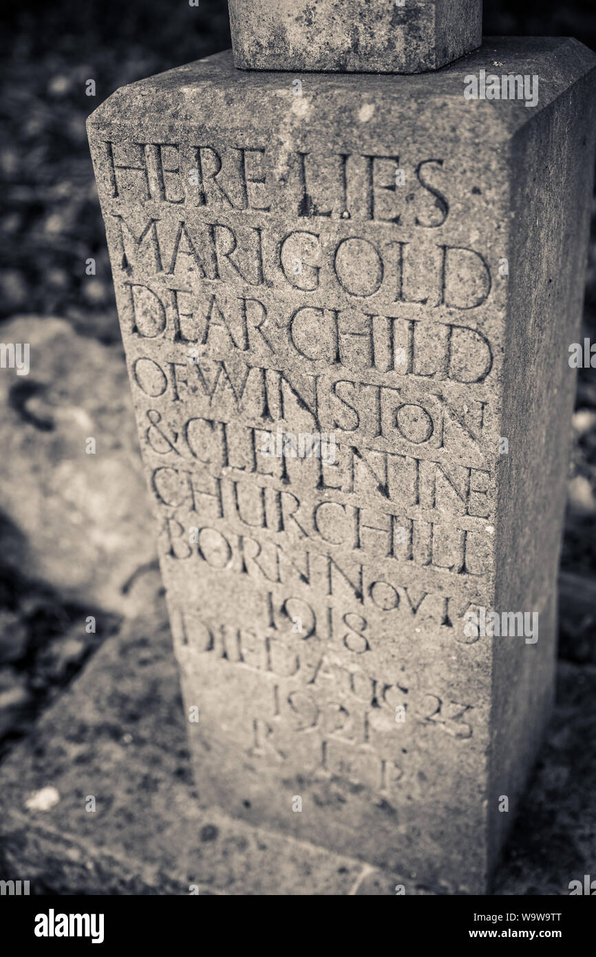 La tomba di tagete Churchill (1918-1921), la più giovane figlia di Sir Winston e Lady Churchill, Kensal Green Cemetery, Londra Foto Stock