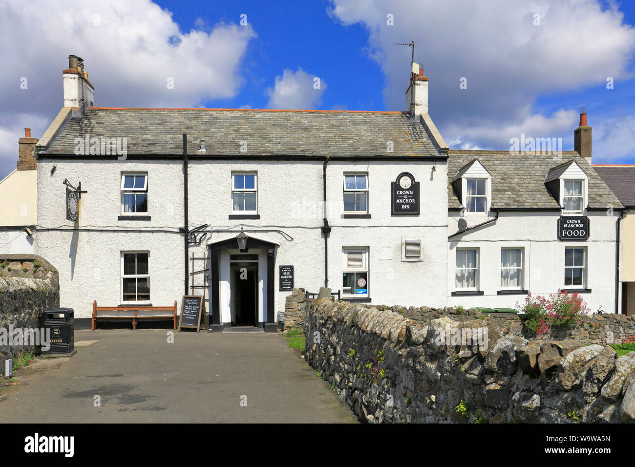 Il Crown and Anchor Pub, Market Place, Isola Santa Lindisfarne, Northumberland, Inghilterra, Regno Unito. Foto Stock