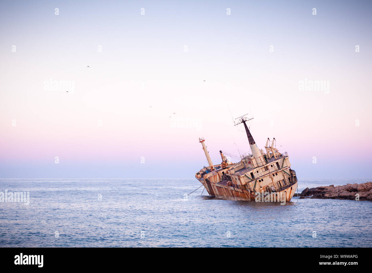 Abbandonate la nave arrugginito Edro III vicino a Pegeia, Paphos, Cipro a sunrise lunga esposizione Foto Stock