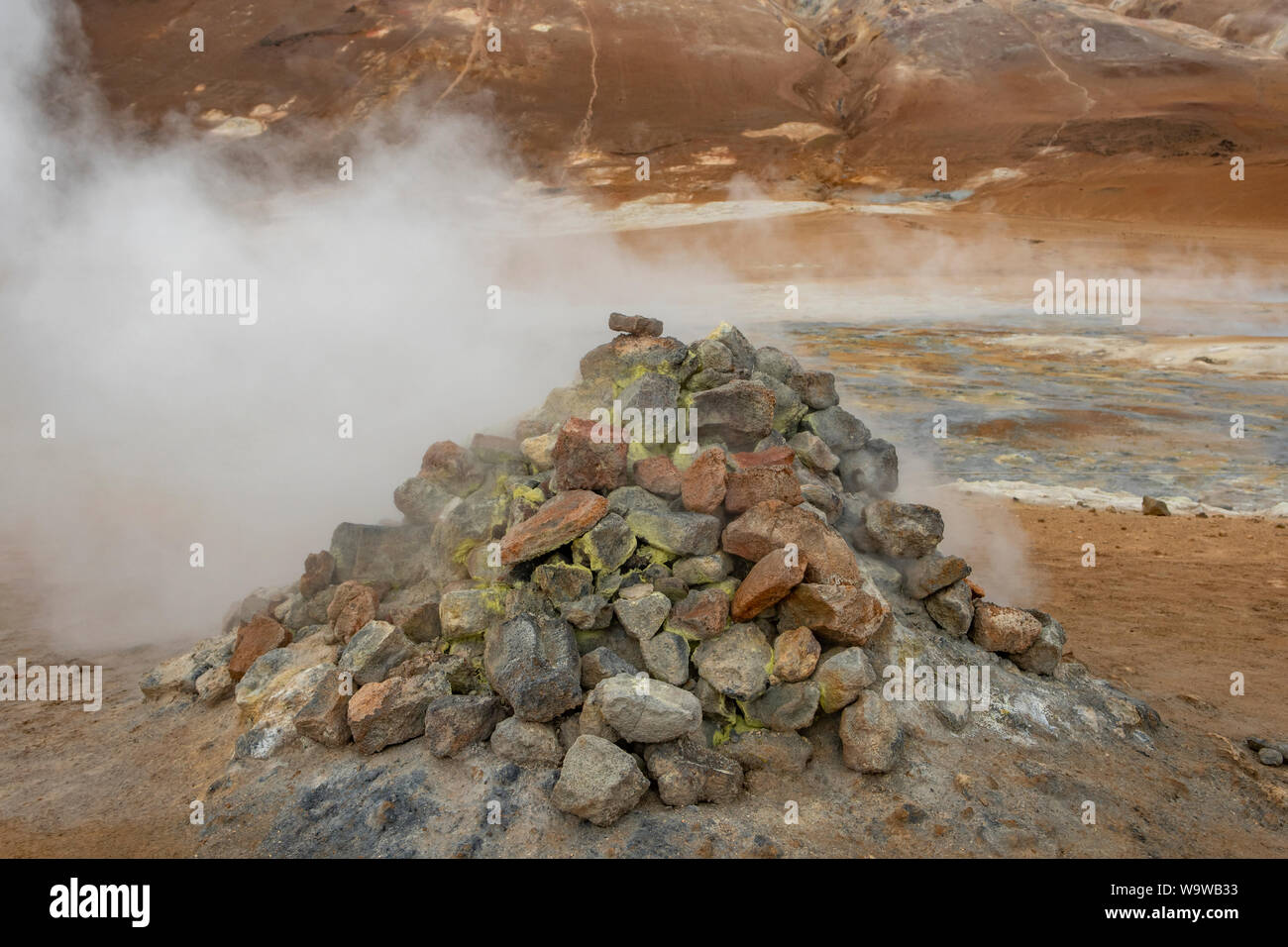 Valvola di sfiato del vapore a Hverir, nei pressi del Lago Myvatn, Islanda Foto Stock