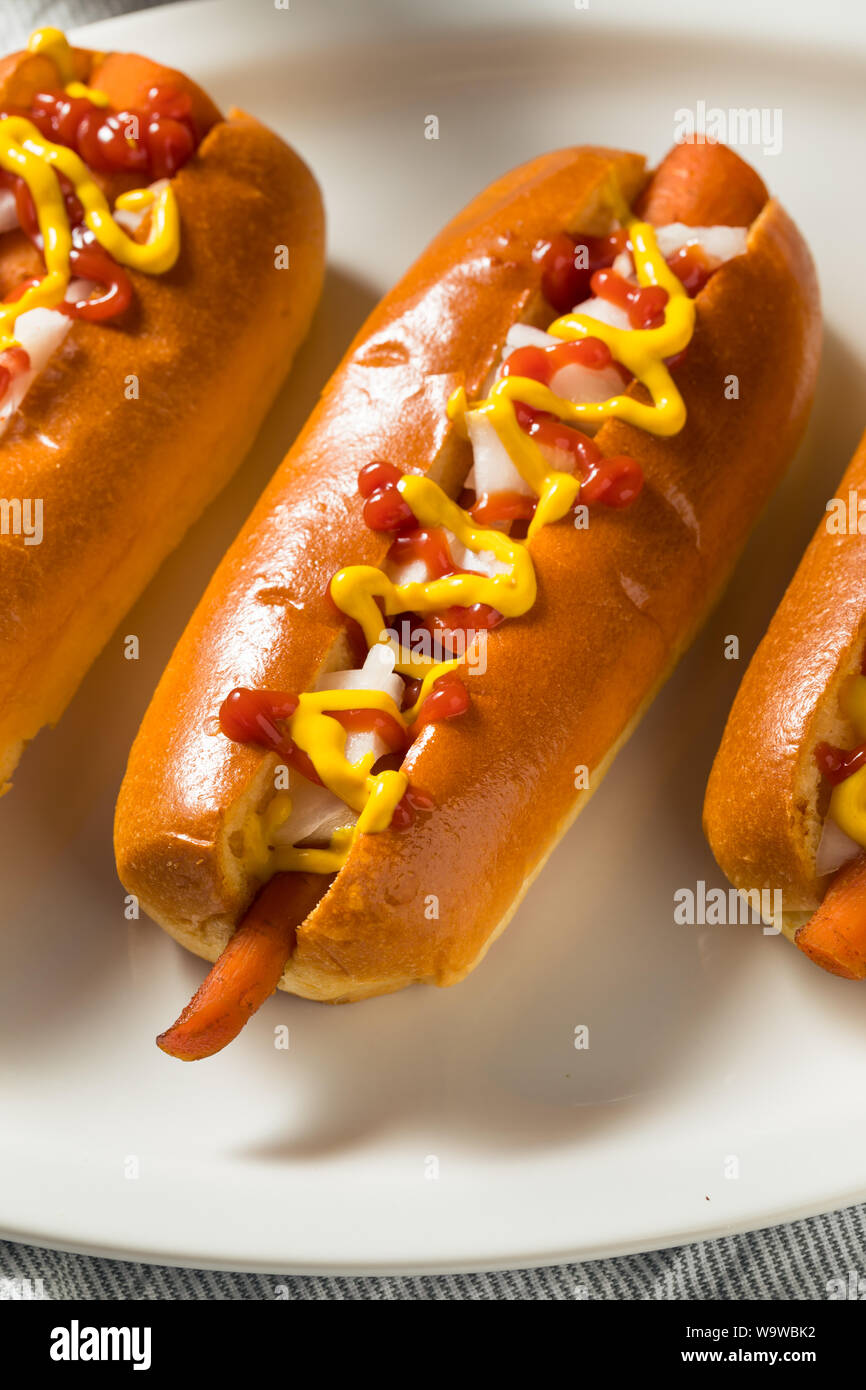In casa Vegan carota Hot Dogs con cipolla e senape Foto Stock