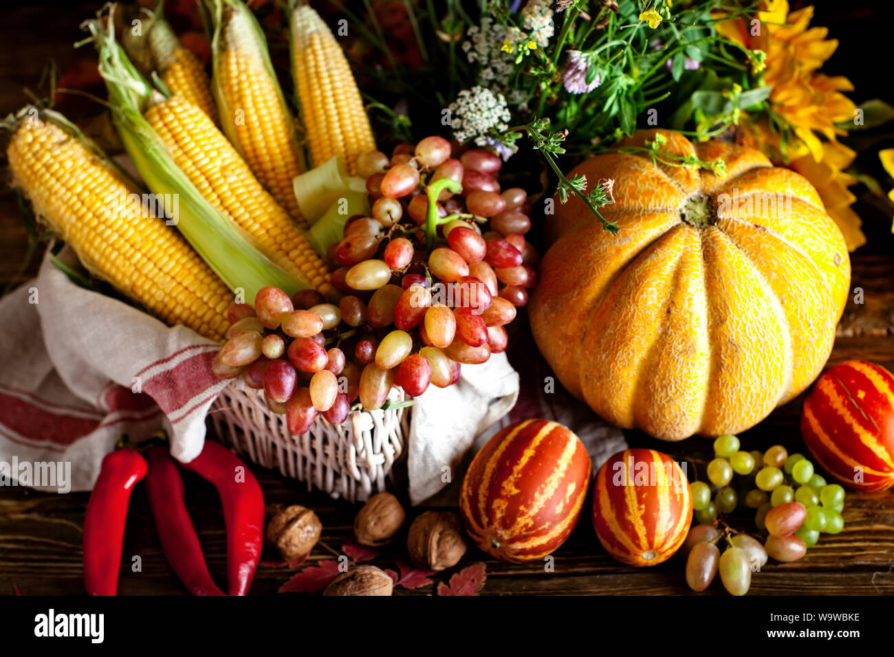 La tabella, decorato con verdure e frutti. Harvest Festival. Felice ringraziamento. Autunno sfondo. Messa a fuoco selettiva. Foto Stock