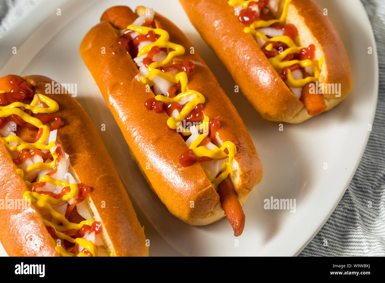 In casa Vegan carota Hot Dogs con cipolla e senape Foto Stock