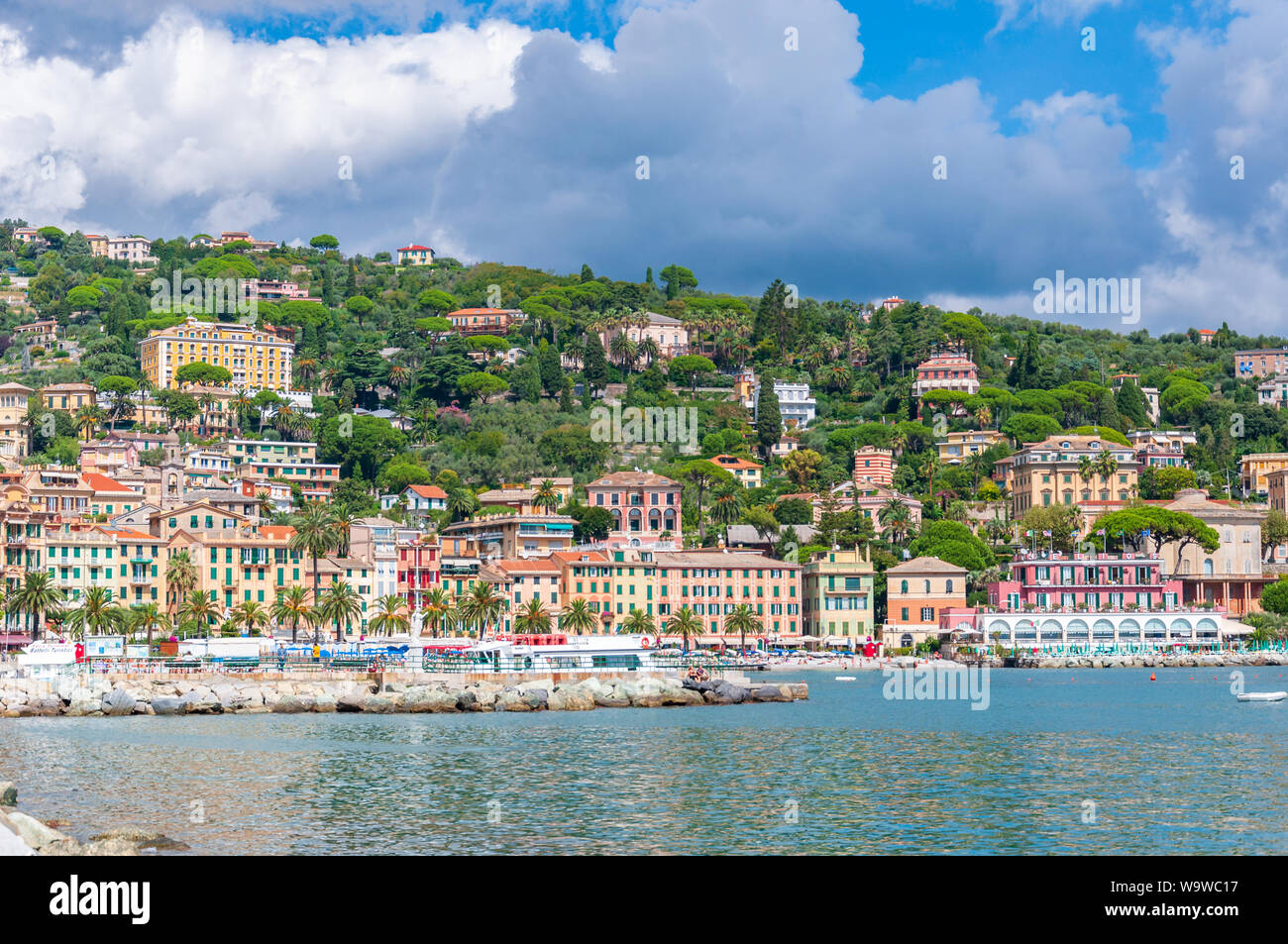 Santa Margherita Ligure, Italia - 14 Settembre 2013: Santa Margherita Ligure in una giornata di sole visto dal porto Foto Stock