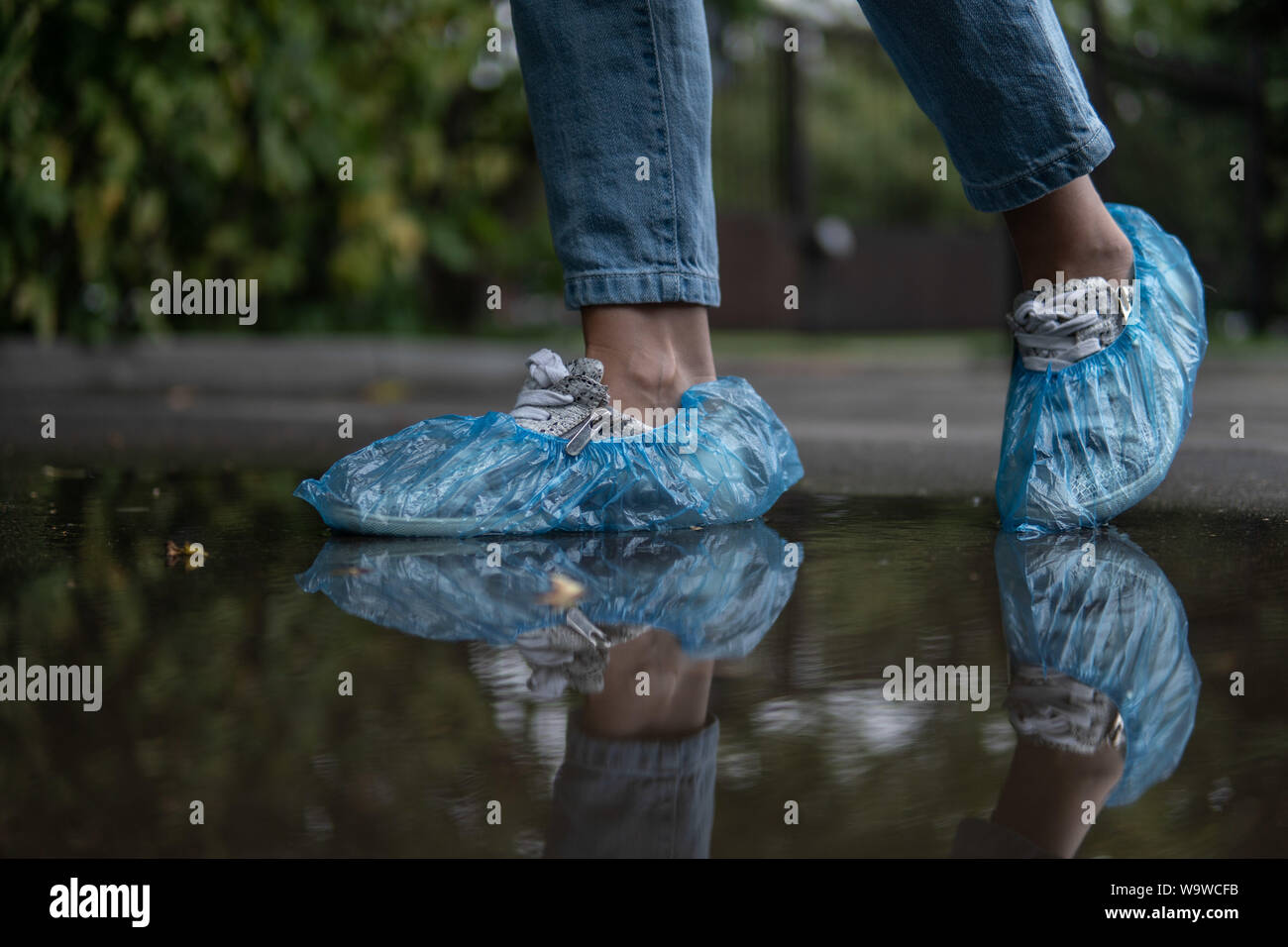 Non compatto strappata, resistente all'usura due sovrascarpe per scopi medici, colore blu facile e affidabile Foto Stock