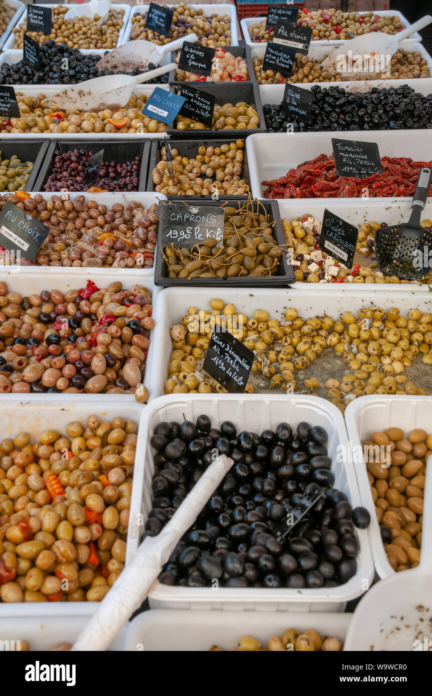 Vassoi con olive in salamoia, capperi e pomodori secchi al mercato rionale nel centro di Dieppe, Francia. Foto Stock