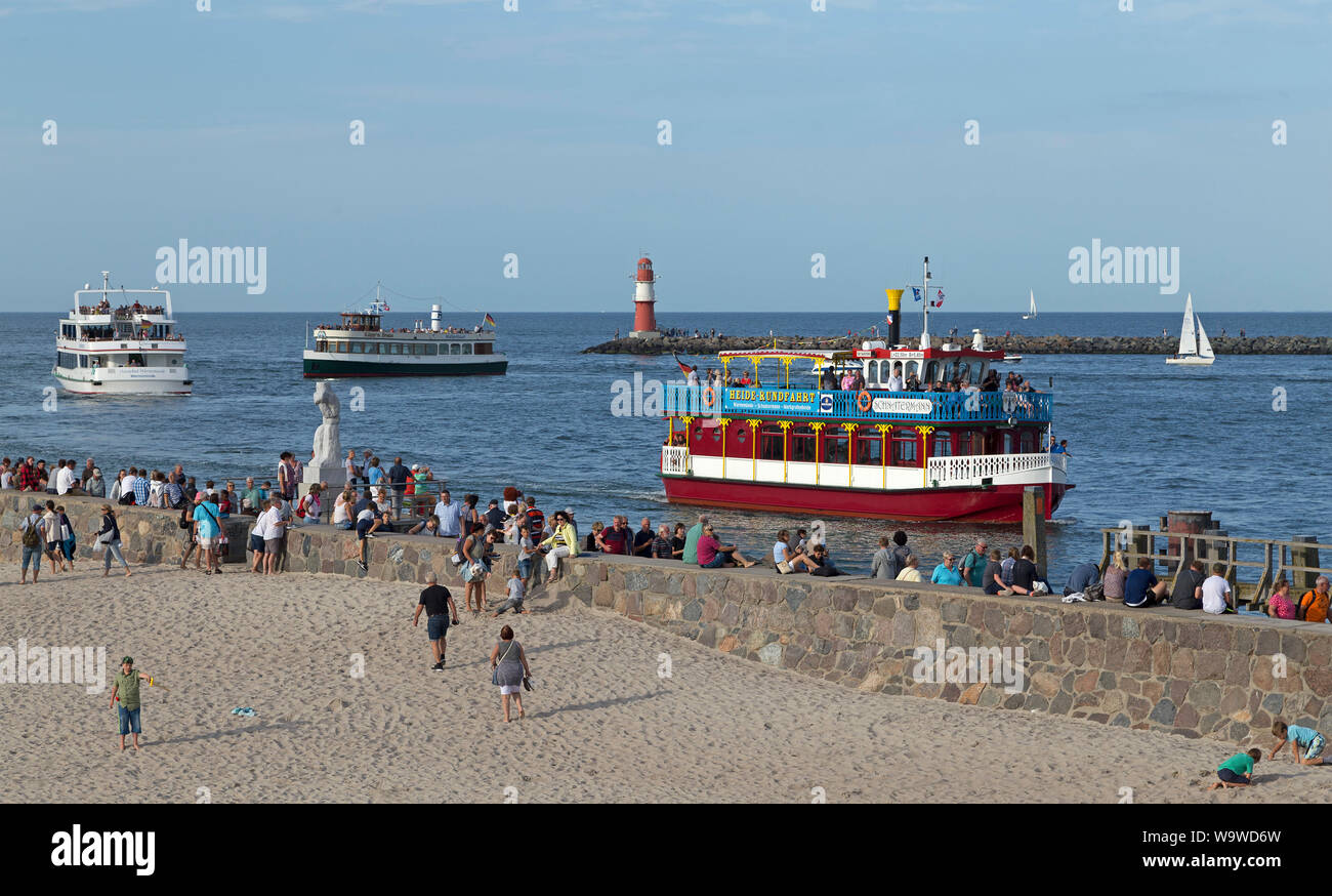Imbarcazioni per escursioni sul fiume Unterwarnow, Hanse-Sail, Warnemünde, Rostock, Meclemburgo-Pomerania Occidentale, Germania Foto Stock