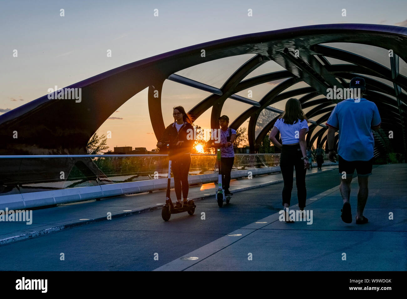 Pedone,scooters, ponte di pace, il Fiume Bow, Calgary, Alberta, Canada Foto Stock