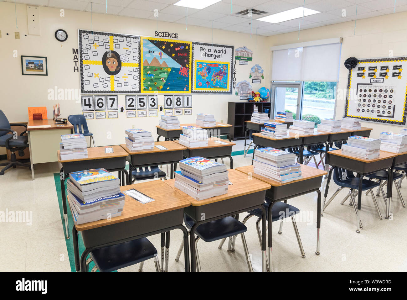 Aule in un privato scuola cristiana accogliere i bambini si torna a scuola all'inizio di un nuovo anno scolastico. Foto Stock