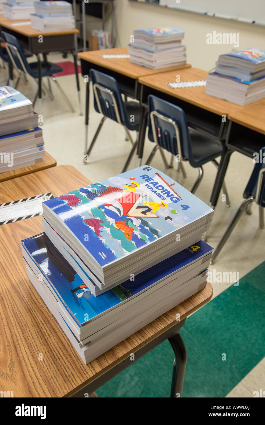 Aule in un privato scuola cristiana accogliere i bambini si torna a scuola all'inizio di un nuovo anno scolastico. Foto Stock