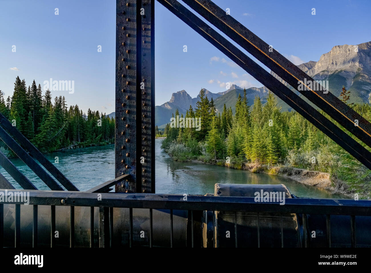 Le tre sorelle picchi di montagna dal ponte motore, Canmore, Alberta, Canada Foto Stock