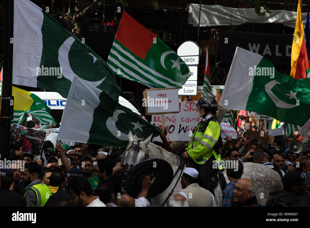 Londra, Regno Unito. 15 agosto 2019. La polizia a cavallo, i dimostranti e i manifestanti del Kashmir. Credito: Joe Kuis / Alamy News Foto Stock