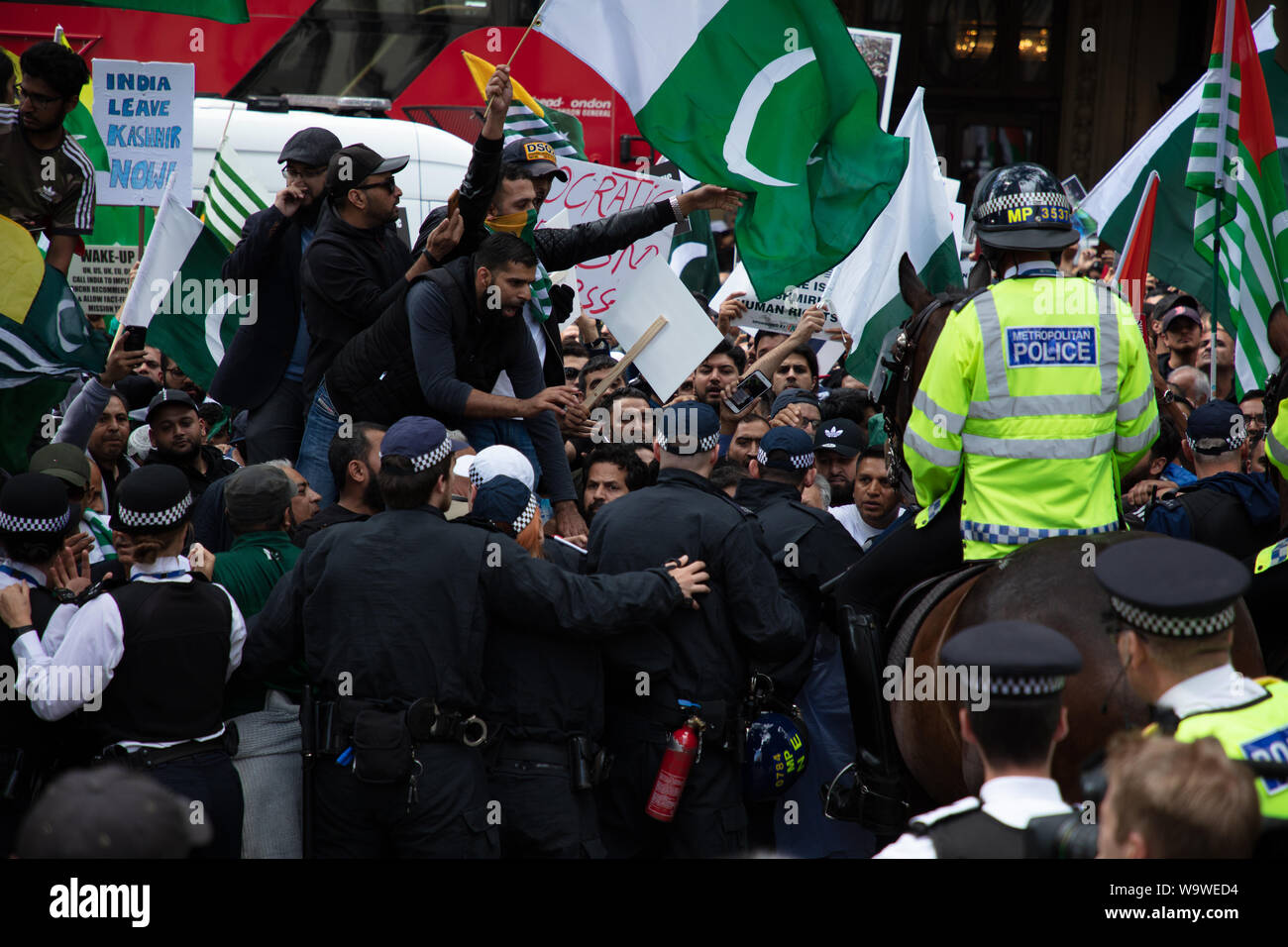 Londra, Regno Unito. 15 agosto 2019. La polizia a cavallo, i dimostranti e i manifestanti del Kashmir. Credito: Joe Kuis / Alamy News Foto Stock