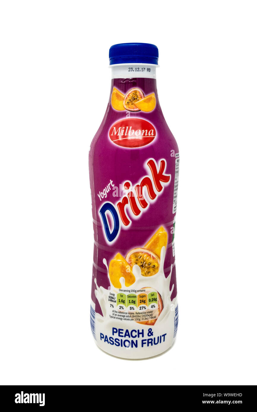 Gli iogurt aromatizzati bere la bottiglia di plastica Foto Stock