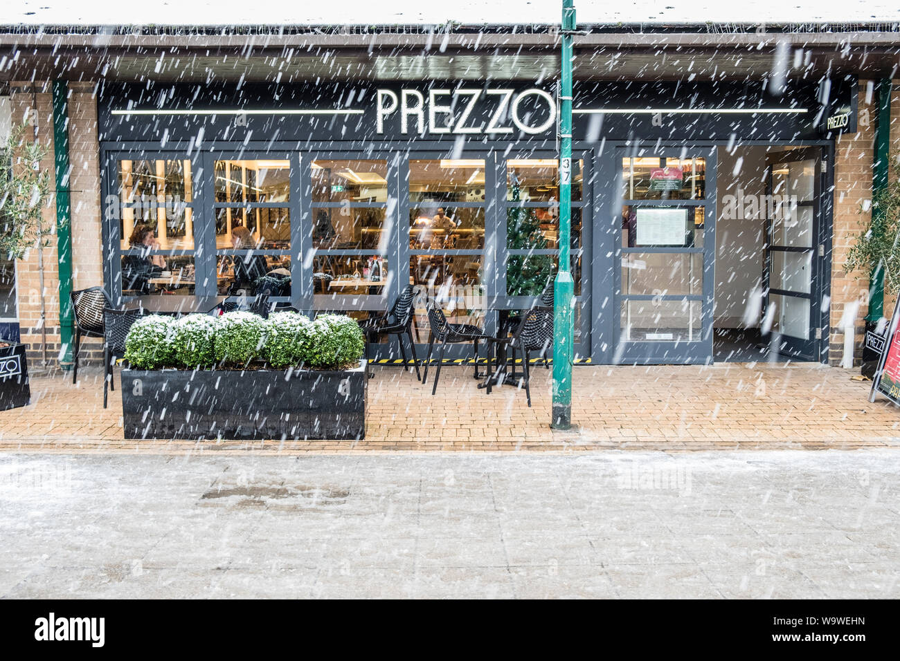 Prezzo ristorante italiano in entrata durante l'inverno la neve. Woodley, Berkshire, Inghilterra, GB, Regno Unito Foto Stock