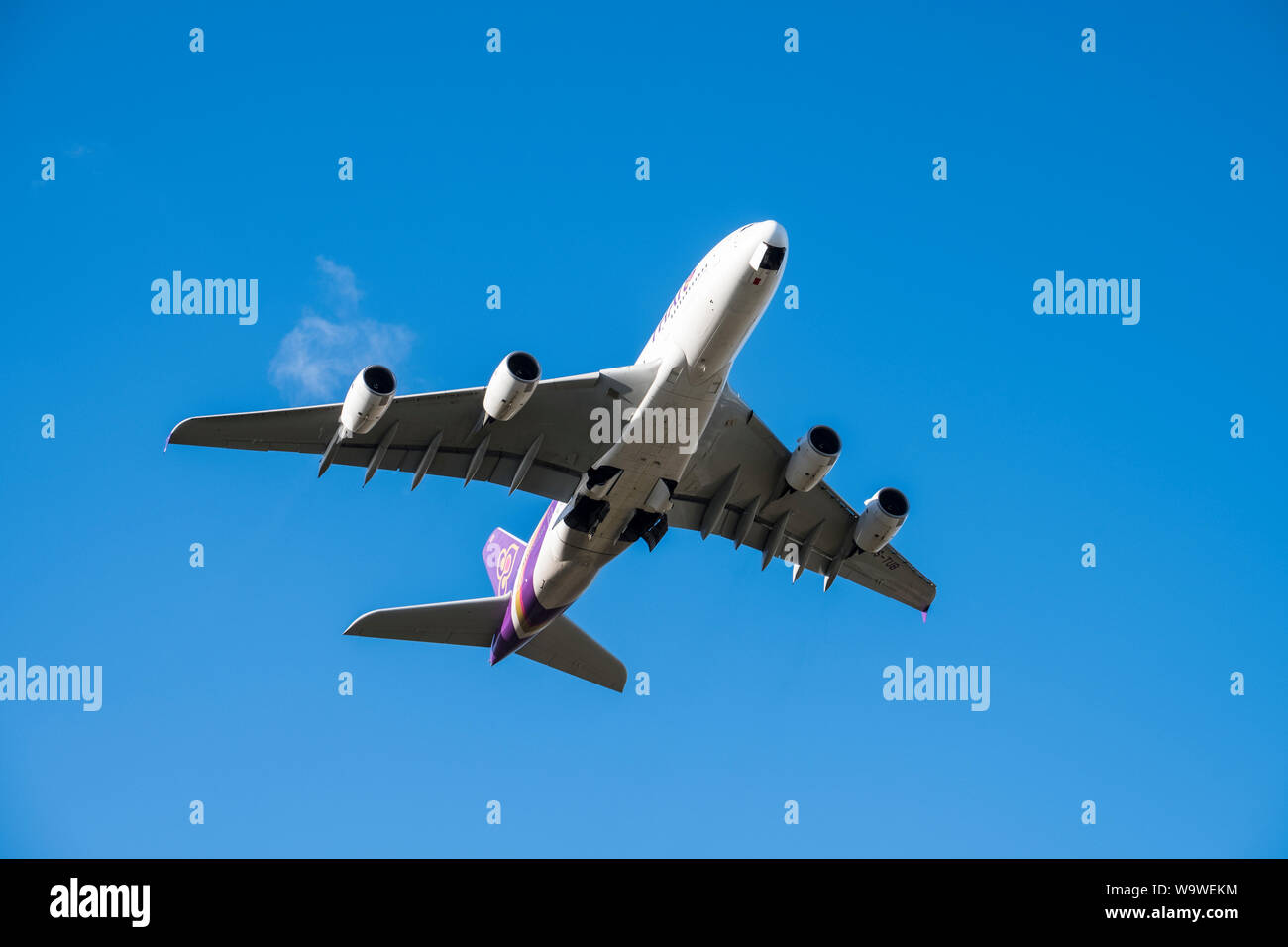 Thai Airways Airbus A380-841 jet in decollo dall' aeroporto di Heathrow a Londra, Inghilterra, GB, Regno Unito Foto Stock