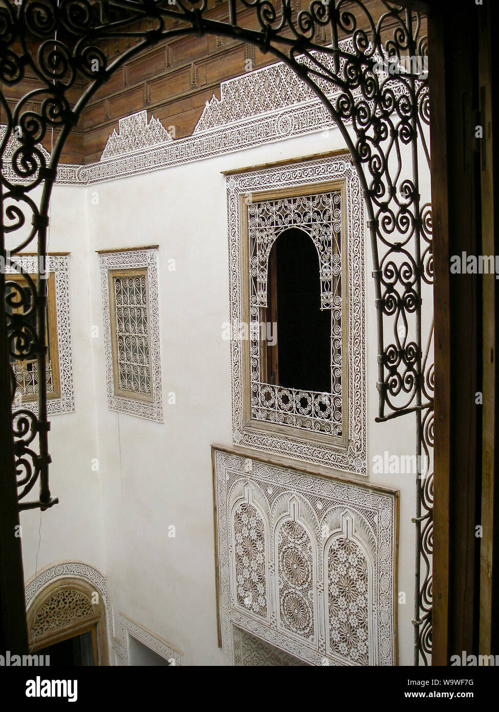 Marrakech Maroc_Aprile 02,2010: facciata in un cortile di un Riad Casa con tradizionale arabo windows Foto Stock