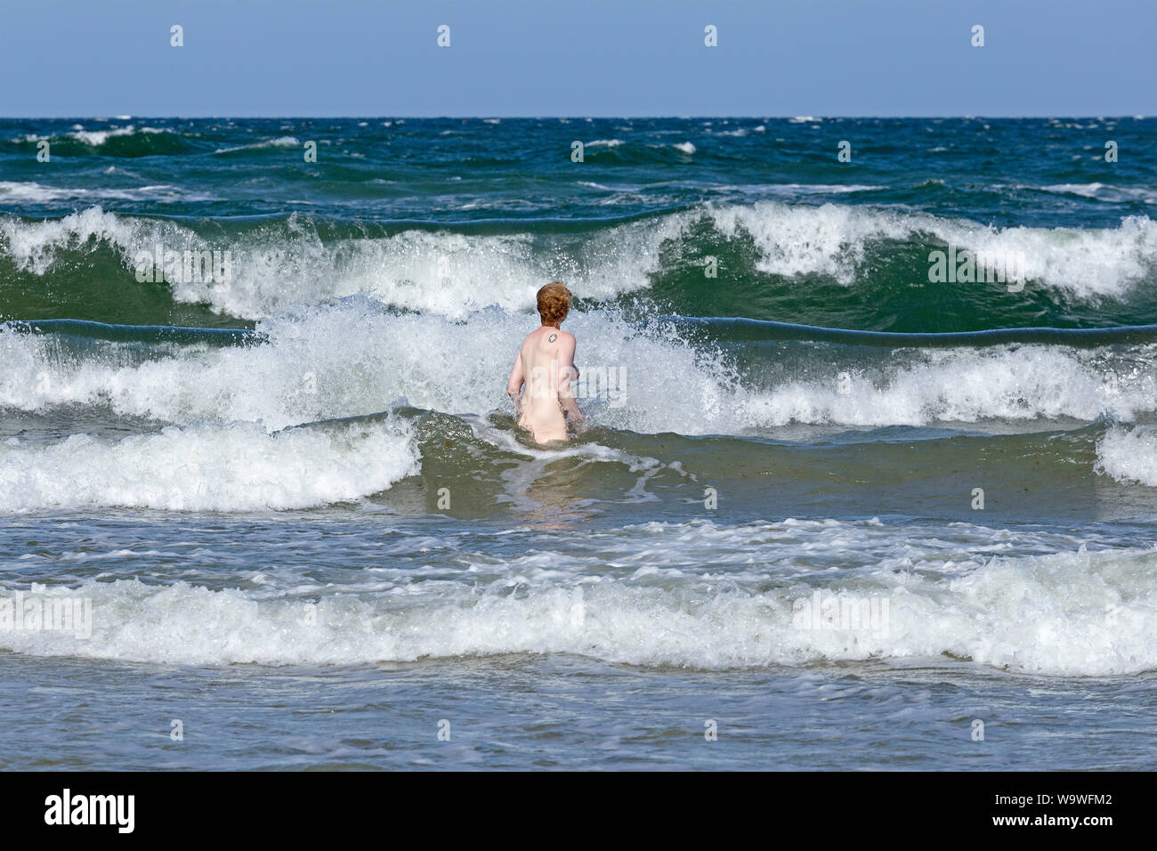 Donna skinny-immersione, vento onde, spiaggia di Wustrow, Meclemburgo-Pomerania Occidentale, Germania Foto Stock