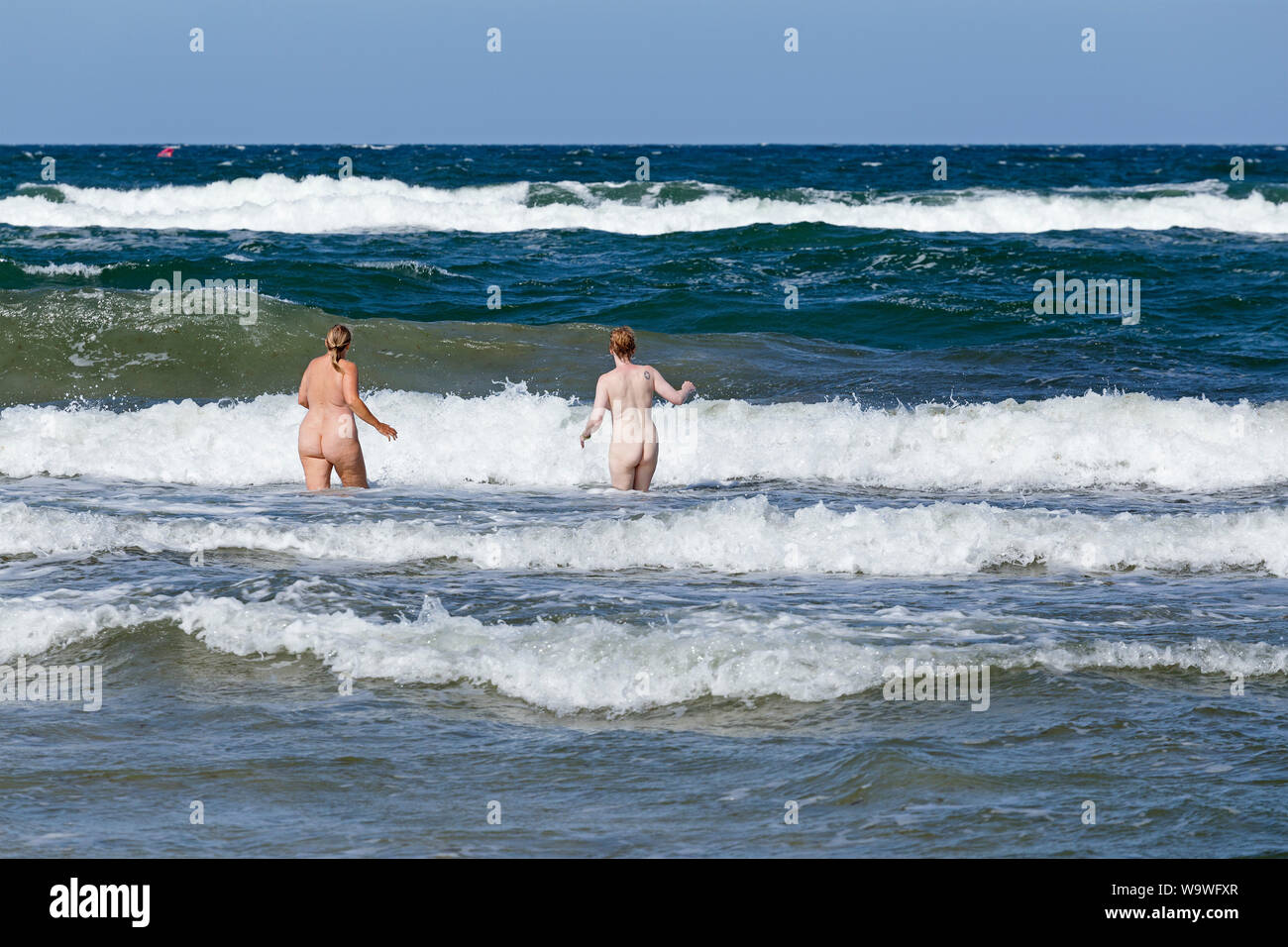 Donne skinny-immersione, vento onde, spiaggia di Wustrow, Meclemburgo-Pomerania Occidentale, Germania Foto Stock
