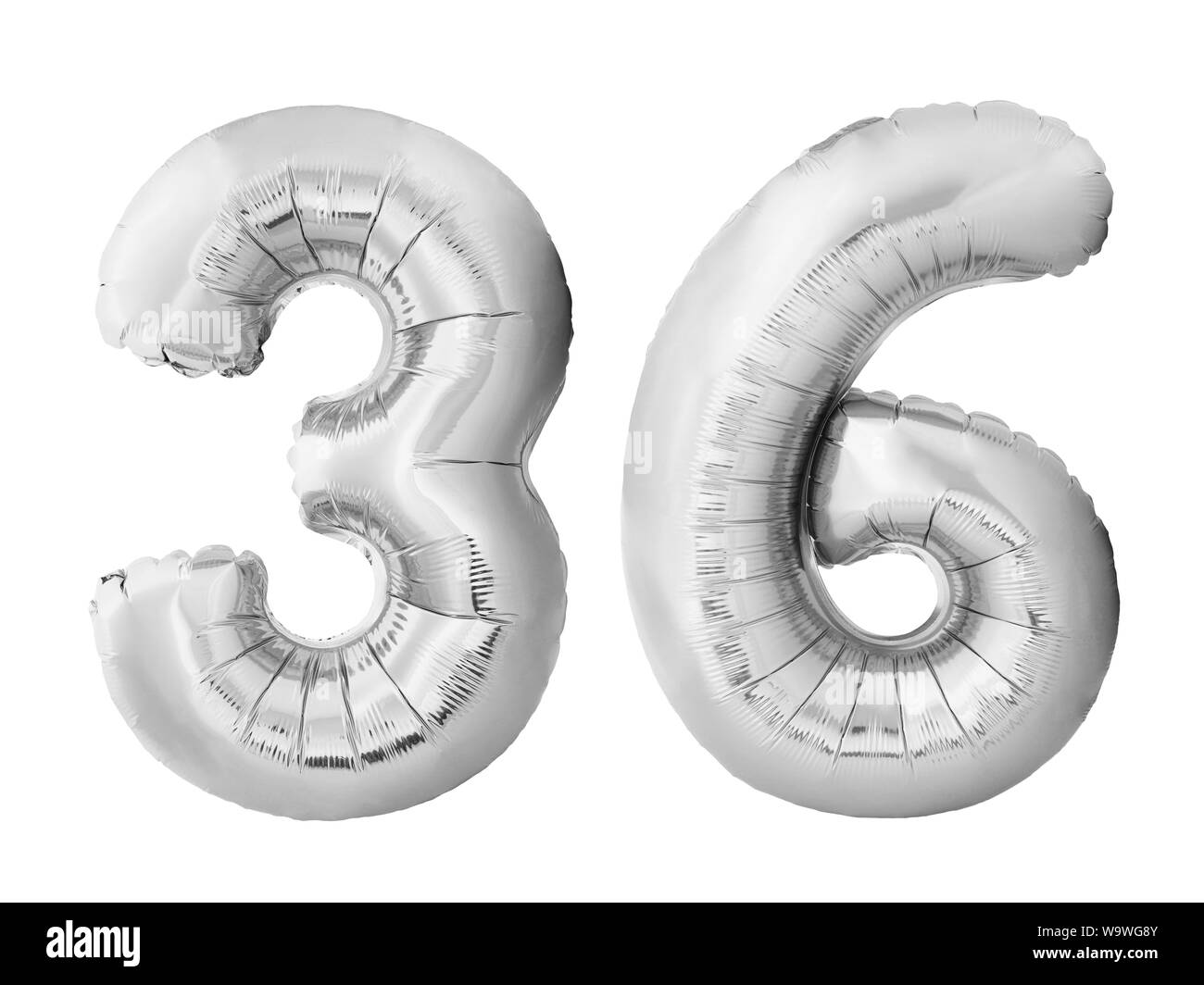Numero 36 trentasei realizzato in argento con palloncini gonfiabili isolati su sfondo bianco. Rosa palloncini elio formando 36 trentasei Foto Stock