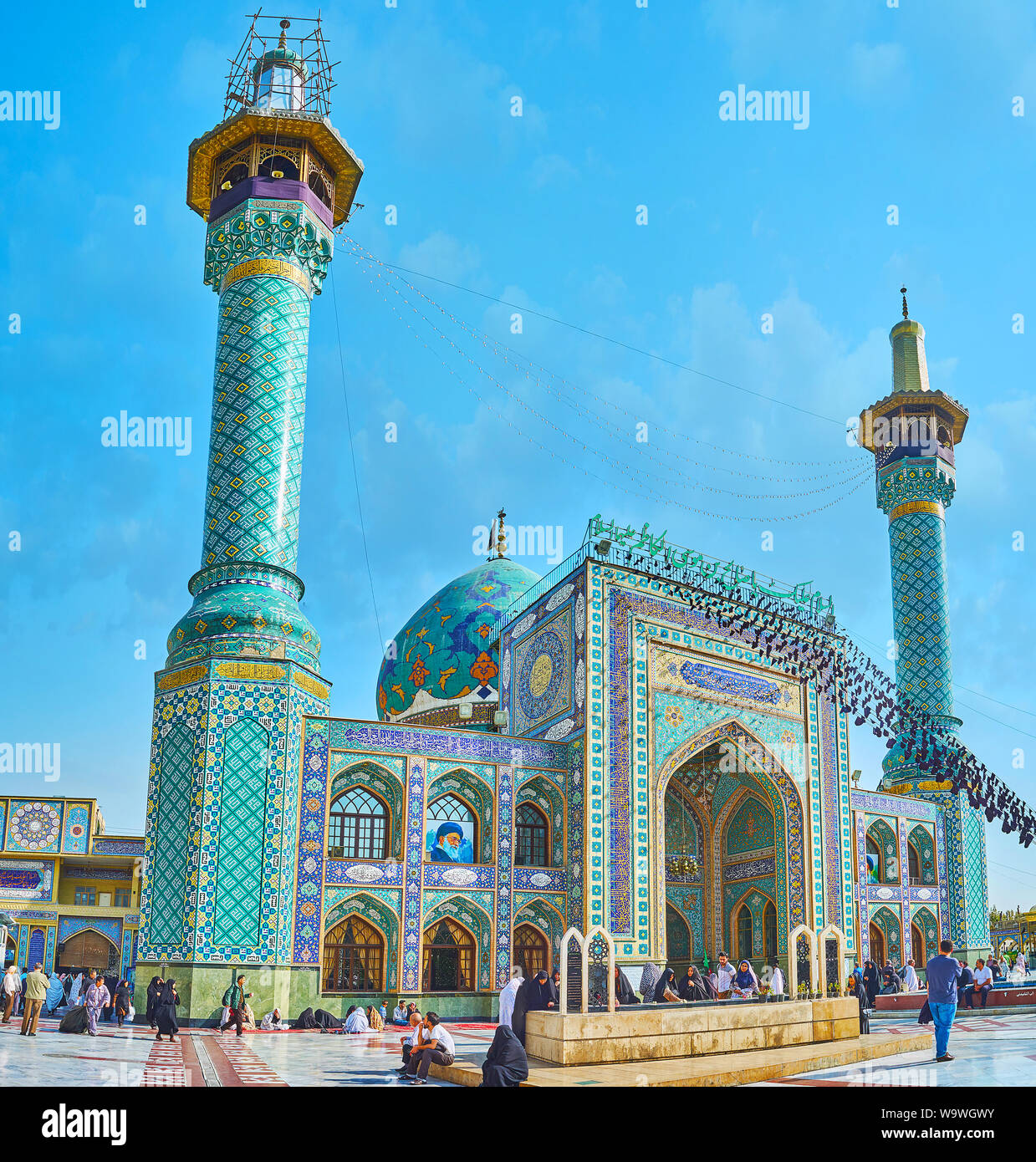 TEHRAN, IRAN - 25 ottobre 2017: la facciata della spettacolare Imamzadeh Saleh Mausoleo con grande portale, sottili minareti e la cupola decorata con aletta Foto Stock