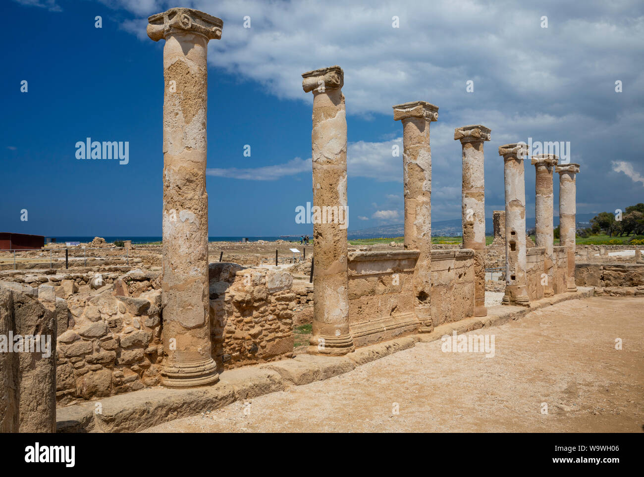 Pilastri nelle rovine della Casa di Theseus a Kato Pafos, Paphos, Cipro Foto Stock