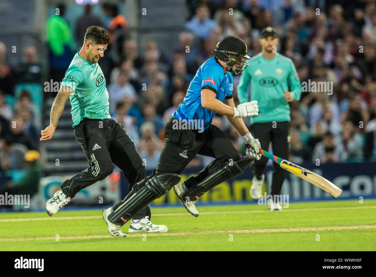 Londra, Regno Unito. 15 Agosto, 2019. Jade Dernbach calci la palla verso i monconi ma Luke Wright fa la sua terra come Sussex squali prendere su Surrey nella vitalità T20 Blast corrispondono alla Kia ovale. David Rowe/Alamy Live News Foto Stock