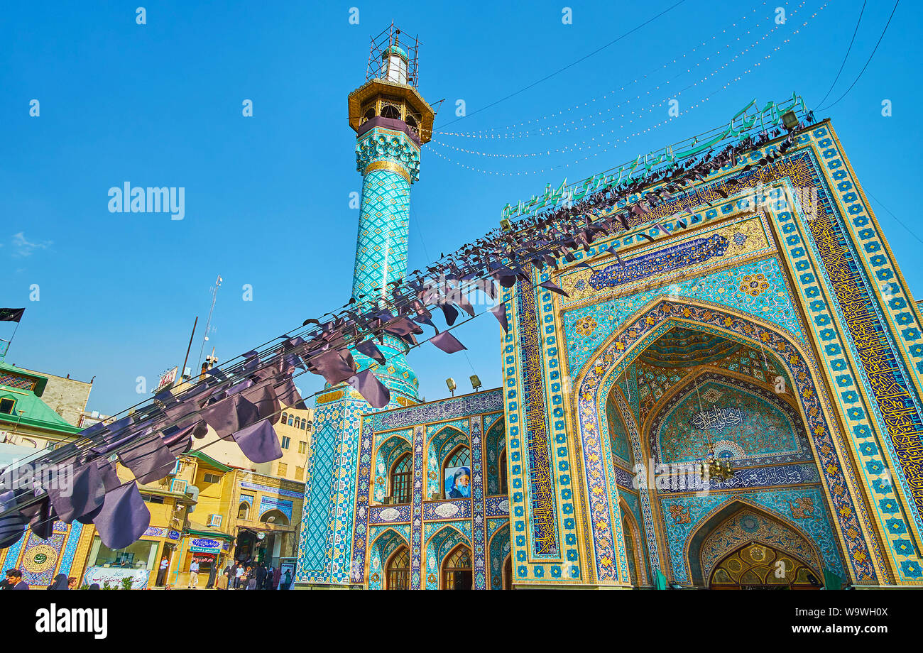 TEHRAN, IRAN - 25 ottobre 2017: riccamente decorate con piastrelle Imamzadeh Saleh santo santuario con luminosi schemi di blu, iscrizioni e sculture e nero come Foto Stock
