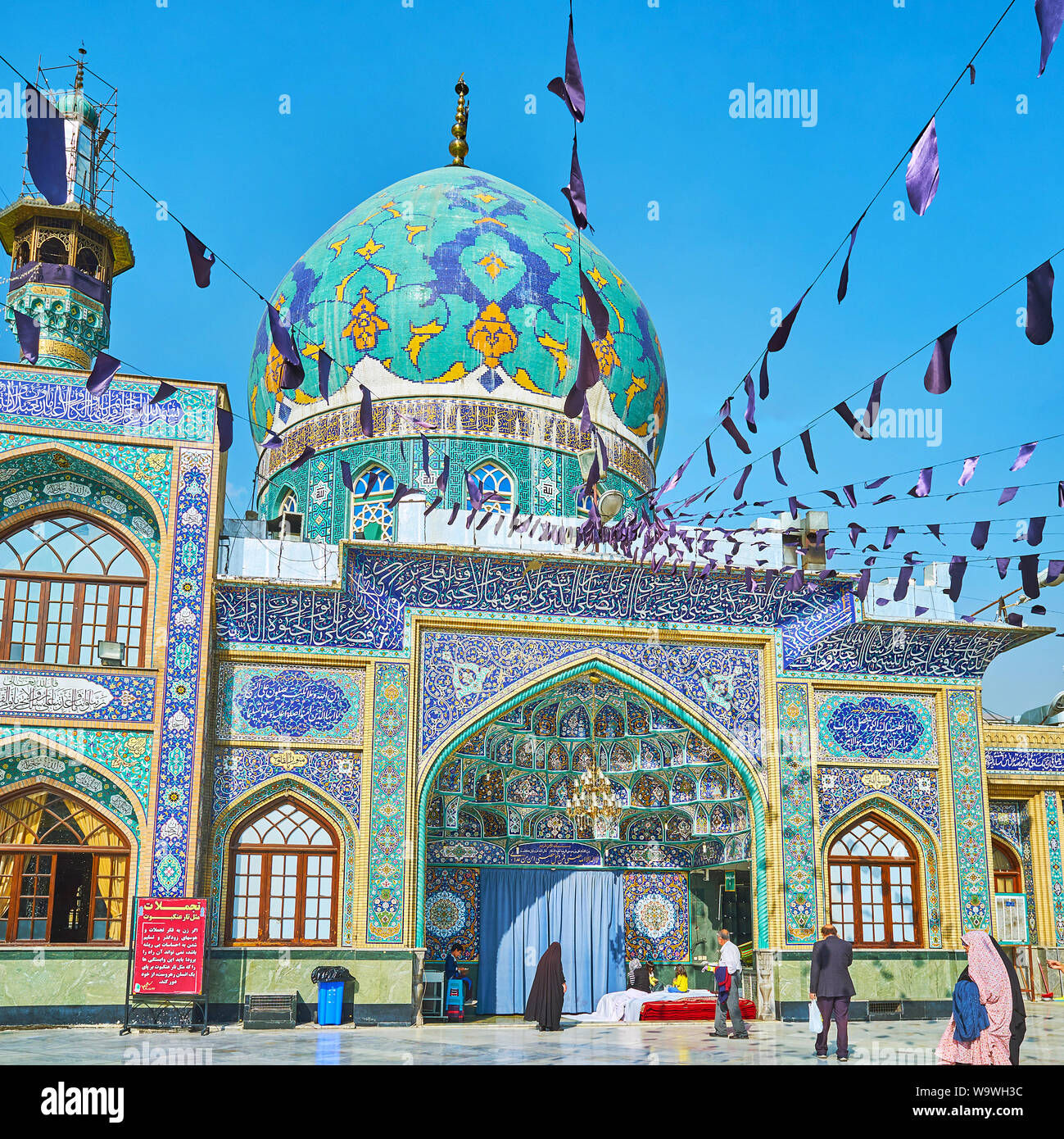 TEHRAN, IRAN - 25 ottobre 2017: il portale laterale e la cupola di Imamzadeh Saleh santo santuario è decorato con muqarnas (honeycomb) arch, tillin turchese Foto Stock