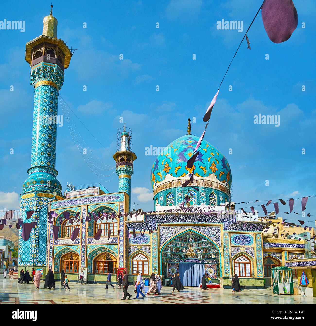 TEHRAN, IRAN - 25 ottobre 2017: piazza Tajrish, decorata con bandiere Muharram, con una vista sulla Imamzadeh Saleh Mausoleo, coperti da eleganti patte di piastrelle Foto Stock