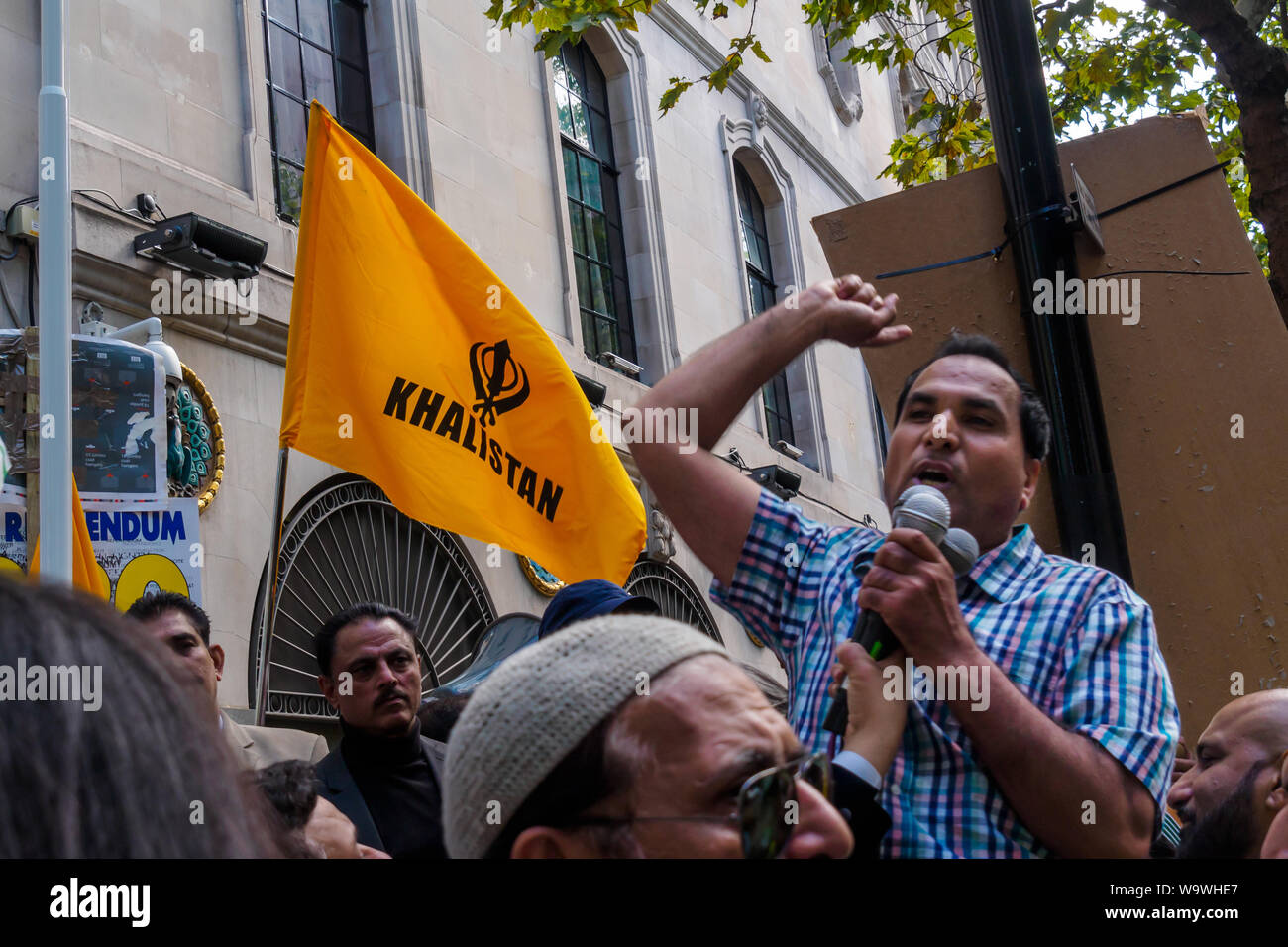 Londra, Regno Unito. Il 15 agosto 2019. Una grande folla protesta al di fuori dell'Alta Commissione Indiana, bloccando Aldwych sulla Indian Giorno di indipendenza contro gli arresti e le violazioni dei diritti umani nella regione del Kashmir. Vari gruppi è venuto per condannare il Primo Ministro Modi la revoca dell'articolo 370 della Costituzione indiana e per chiedere la libertà per il Kashmir che è stata occupata per molti anni da oltre 700.000 truppe indiane. Vogliono che i diritti del popolo del Kashmir e rispettate le risoluzioni delle Nazioni Unite implementata. Peter Marshall / Alamy Live News Foto Stock