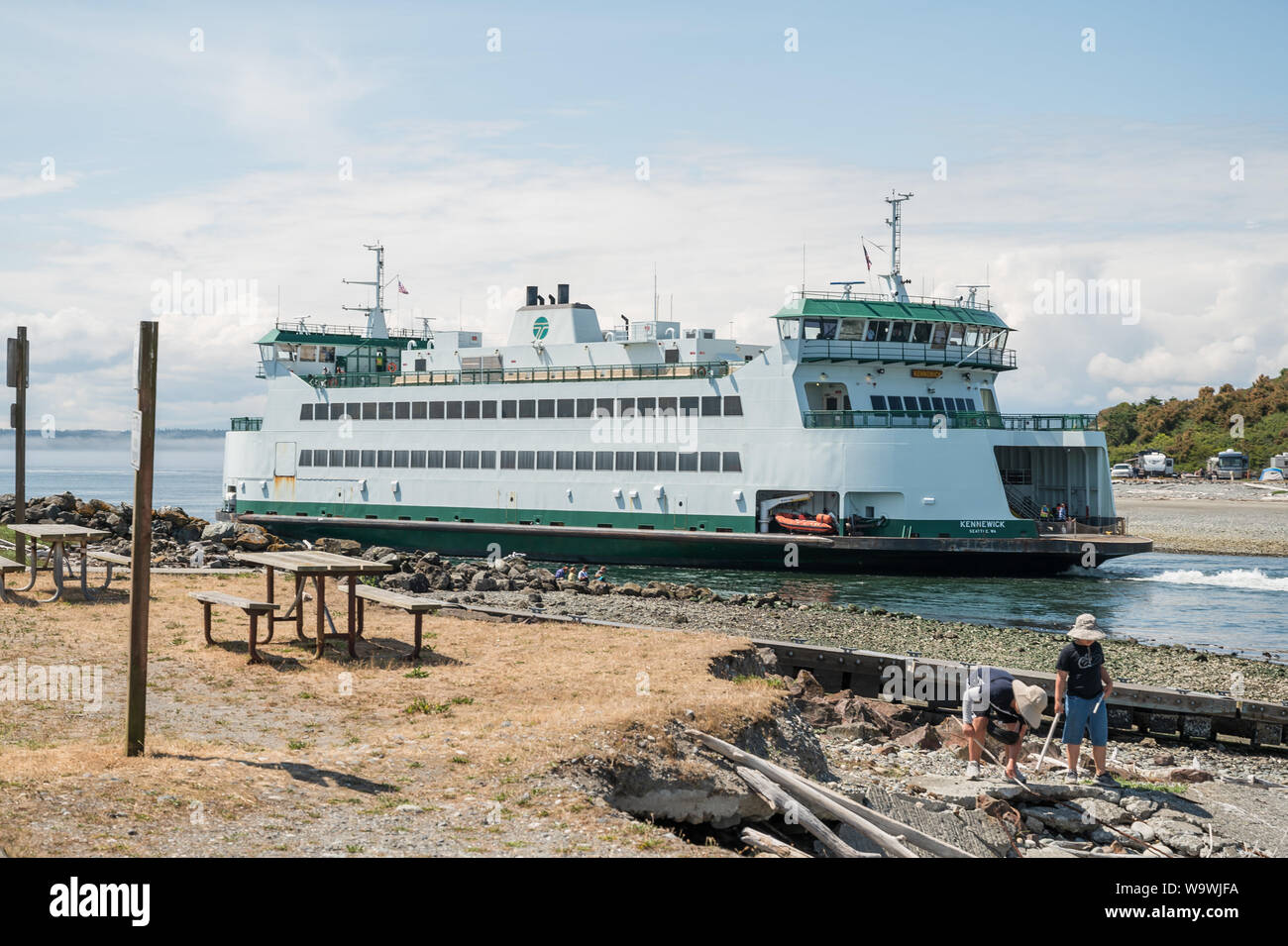 Dello stato di Washington Kennewick traghetto lascia il traghetto Coupeville dock rotta per Port Townsend. Whidbey Island e della Penisola Olimpica. Washingto Foto Stock