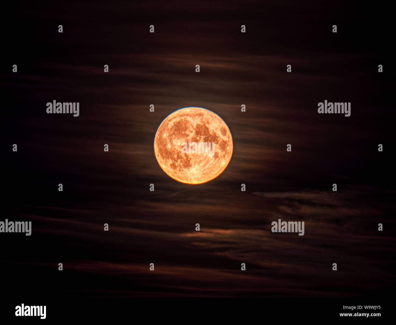 Meteo UK: Storione Full Moon Rising sopra Wirksworth, Derbyshire, Regno Unito Foto Stock